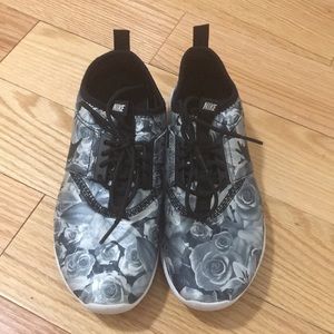 Nike Floral sneakers. Size 7.5